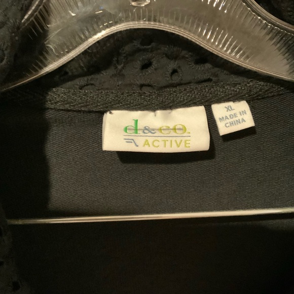 d & co active 2 piece set.  Eye-lit details on top and capri pockets. - Picture 3 of 12